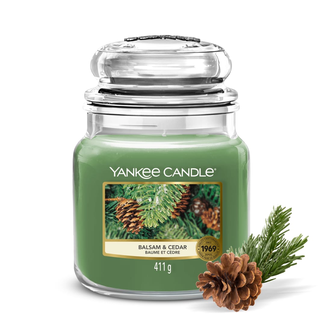 Yankee Candle Vela perfumada | Tarro mediano Balsam & Cedar | Velas de larga duración: hasta 75 horas | Regalos de Navidad perfectos para mujeres