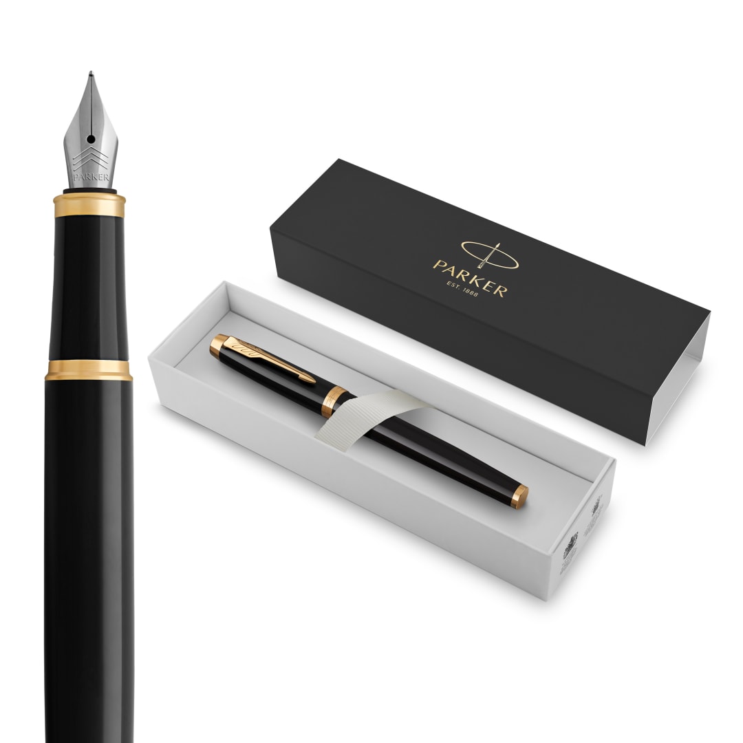Parker Im Pluma Estilográfica, Lacada En Negro Con Adorno Dorado, Plumín Mediano Y Recambio De Tinta Azul, En Estuche De Regalo