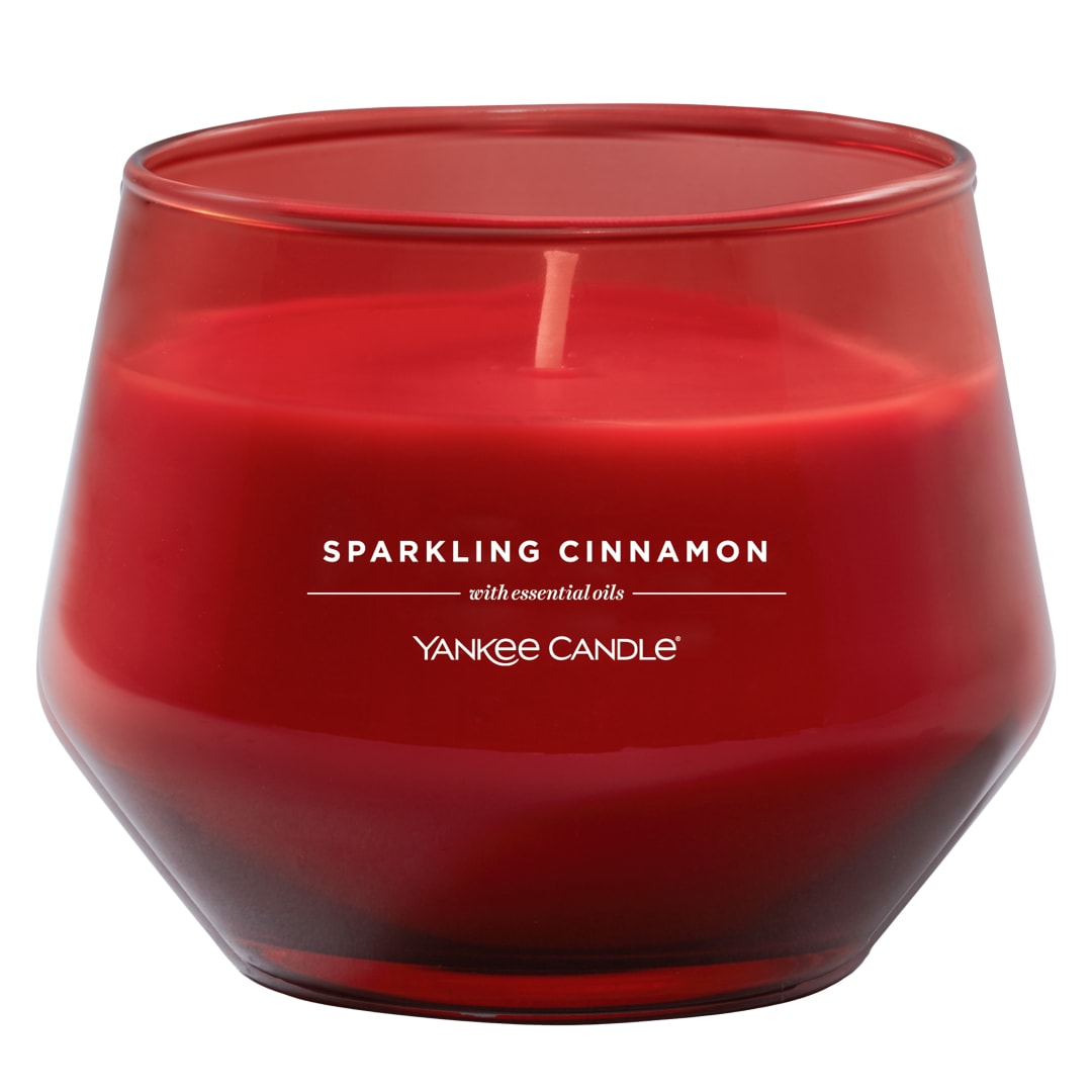 Yankee Candle Studio Vela perfumada | Vela mediana Sparkling Cinnamon | Velas de larga duración: 35-50 horas | Elegante diseño de recipiente de cristal con cera roja | Regalos perfectos para mujeres