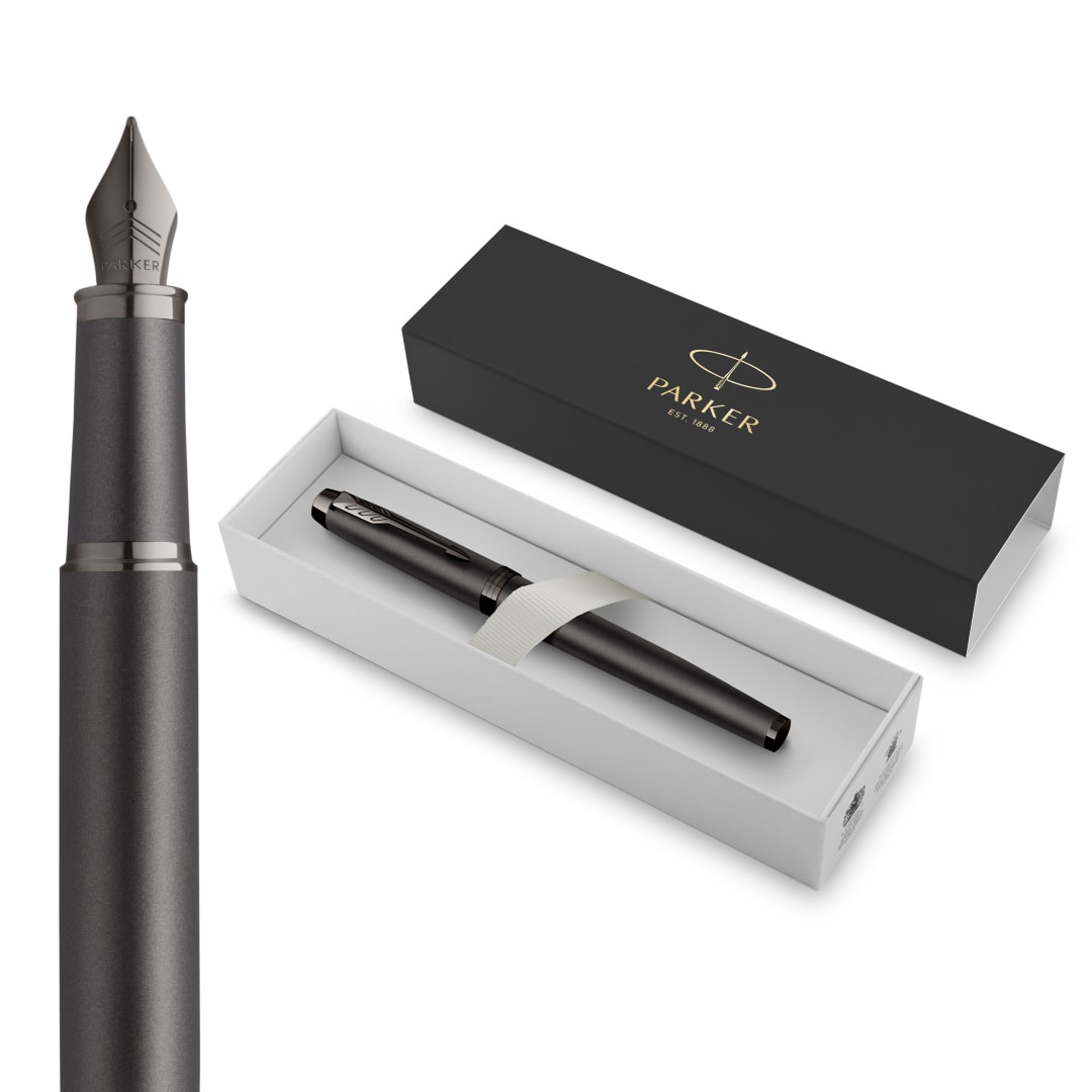 Pluma Estilográfica Parker Im Monocromática, Tinta Azul, Acabado Y Detalles En Gris Acerado Oscuro, Punta Media, Estuche De Regalo