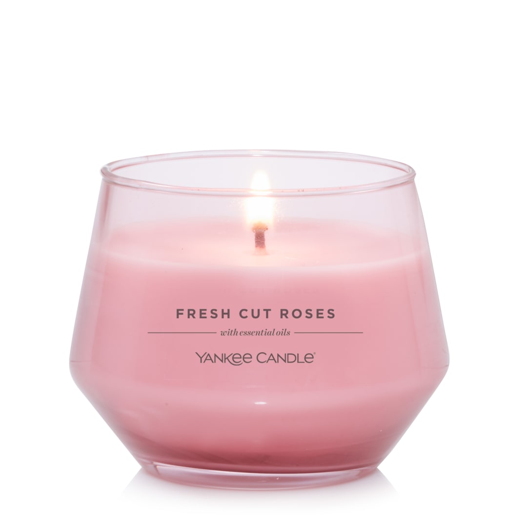 Yankee Candle Studio Vela perfumada | Vela mediana Fresh Cut Roses | Larga duración: 40-65 horas | Elegante diseño en recipiente de cristal | Regalos perfectos para mujeres