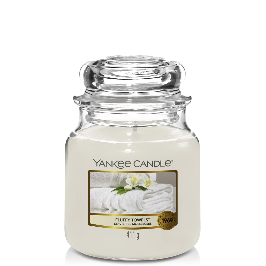 Yankee Candle Vela perfumada | Vela en tarro mediano Fluffy Towels | Tiempo de combustión: hasta 75 horas