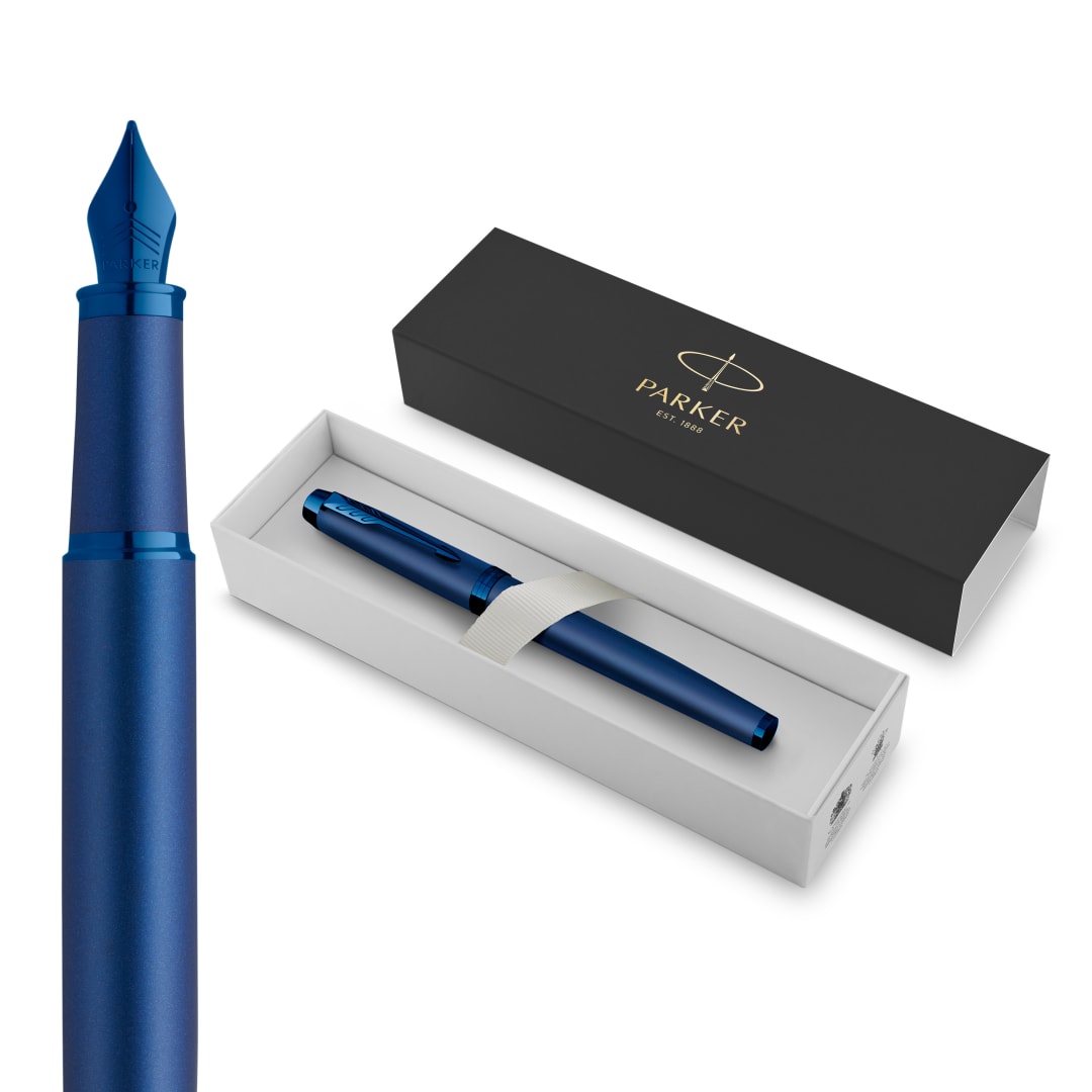 Pluma Estilográfica Parker Im Monocromática, Tinta Azul, Acabado Y Detalles En Azul, Punta Media, Estuche De Regalo