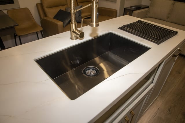 MATTE BLACK-27X16X7 SINGLE BOWL SINK; R10 CORNERS; 304