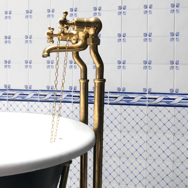 17th century: maiolica de delft | mezza border | ribbonette 