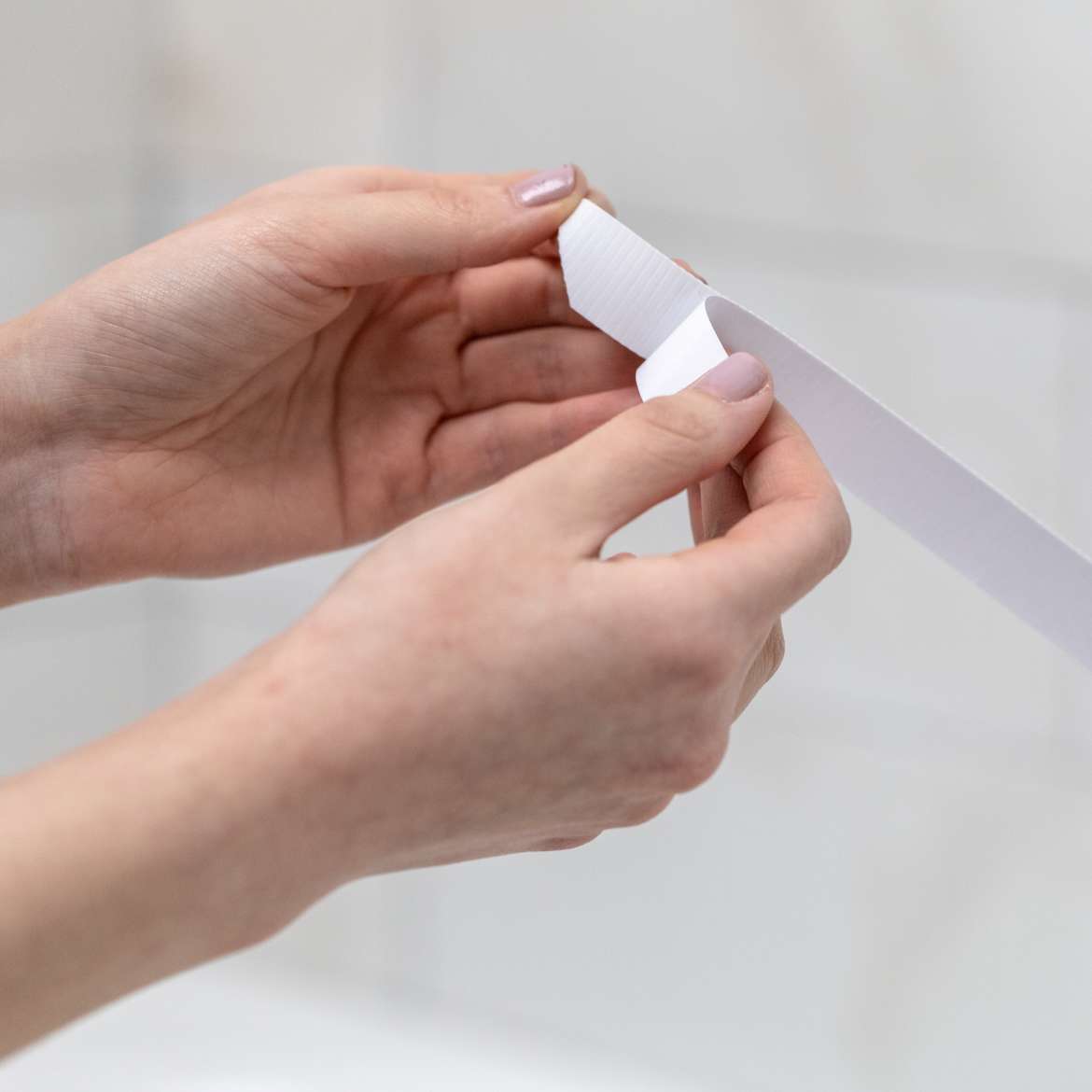 Adhesive Tub Treads White 8.75 in x .75 in 18 pk Duck Brand