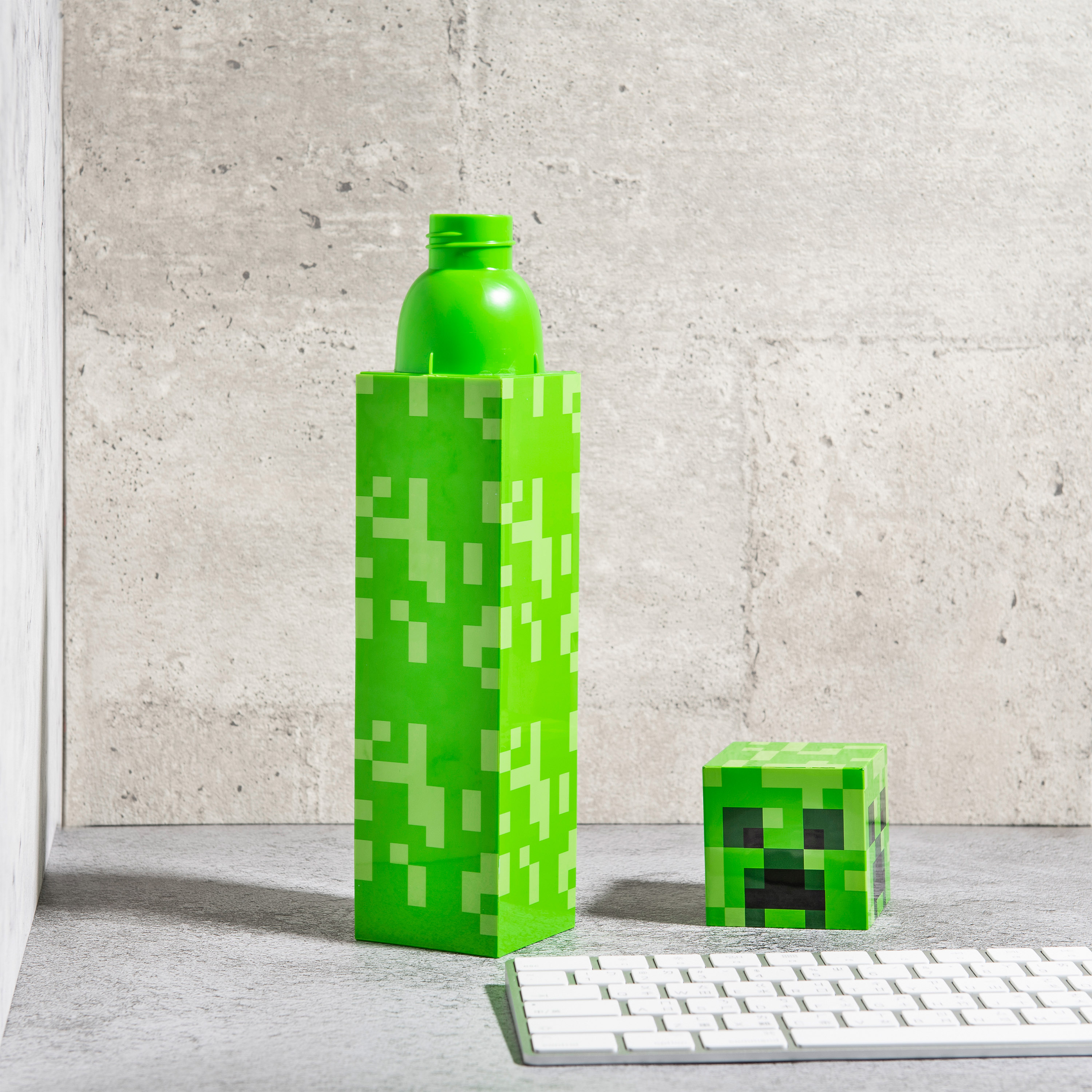 Minecraft 22 ounce BPA Free Water Bottle, Creeper slideshow image 8