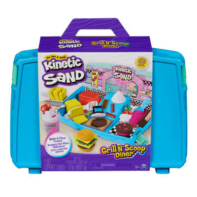 Kinetic Sand Grill N’ Scoop Diner, 2lbs of Yellow, Pink, White Brown & Green Play Sand, 27 Kitchen Tools, Folding Sandbox Storage, Sensory Toys for Kids Ages 5+
