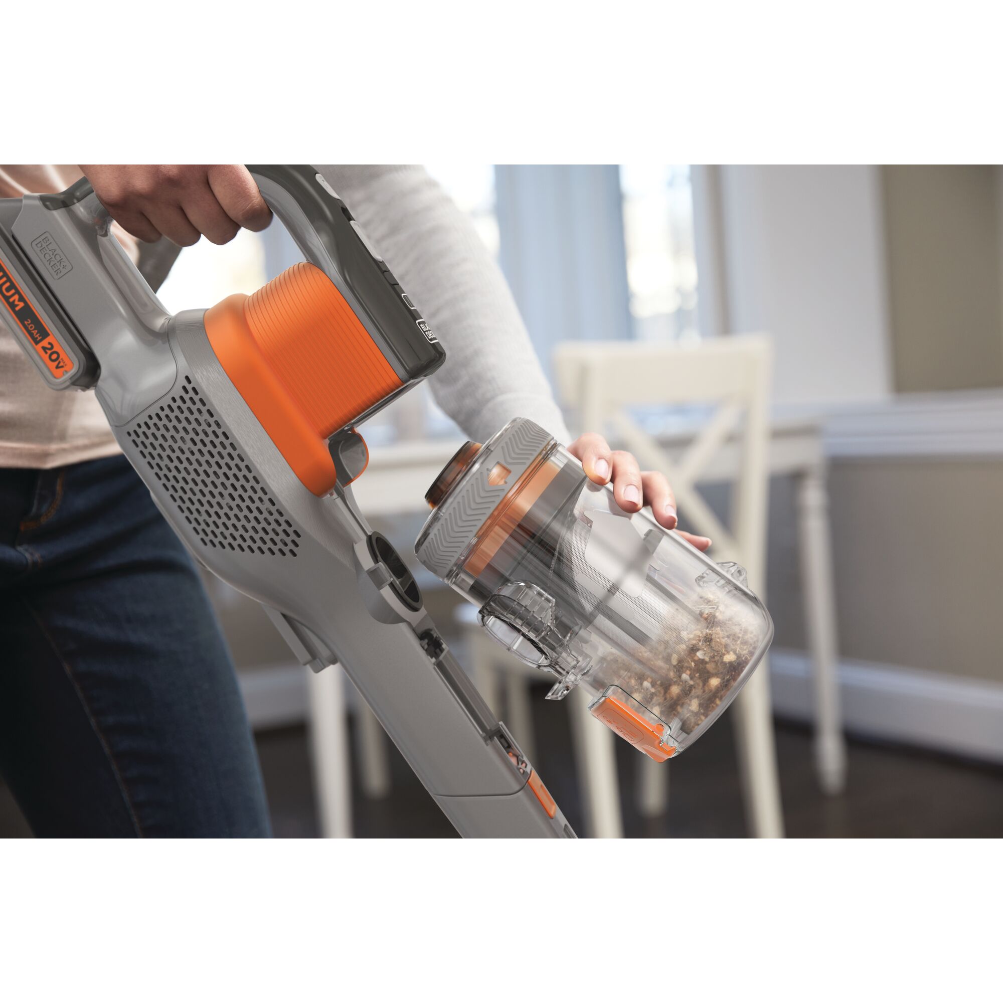 Easy empty dustbin feature of POWER SERIES Extreme Cordless Stick Vacuum Cleaner.