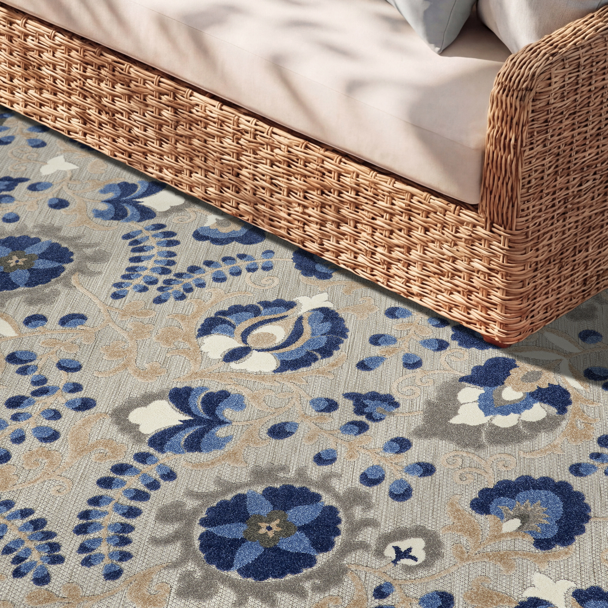 Nourison Aloha 5'3" x Round Natural Blue Farmhouse Rug