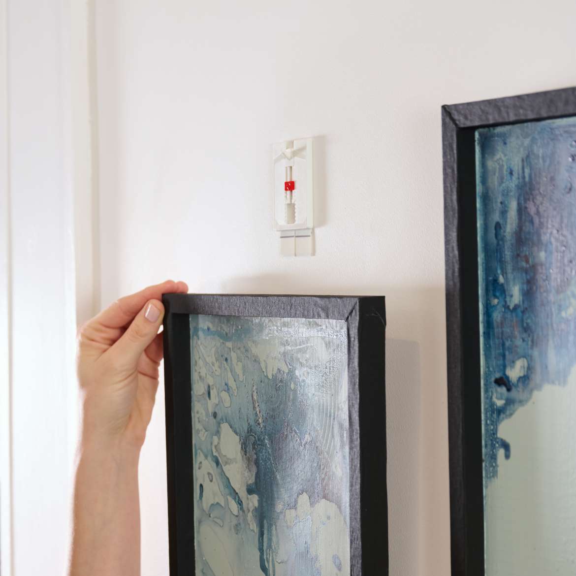 FrogTape reMOVEables™ Adjustable Picture Hanger Application Image 1