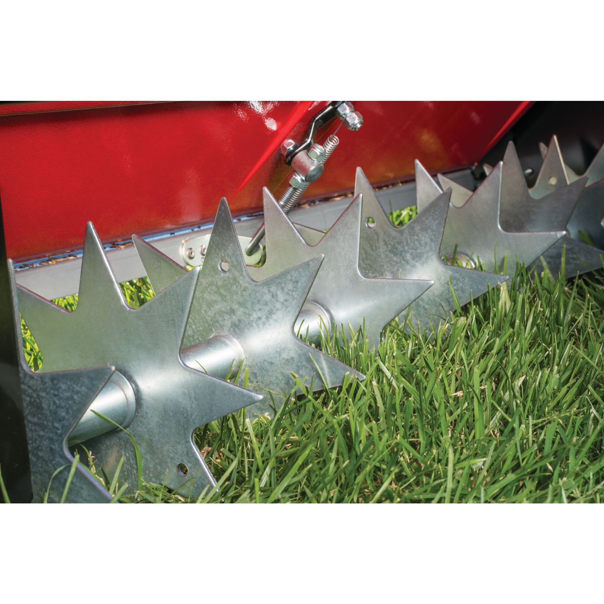 Easily permeates soil feature of 100 pounds aerator drop spreader combo.