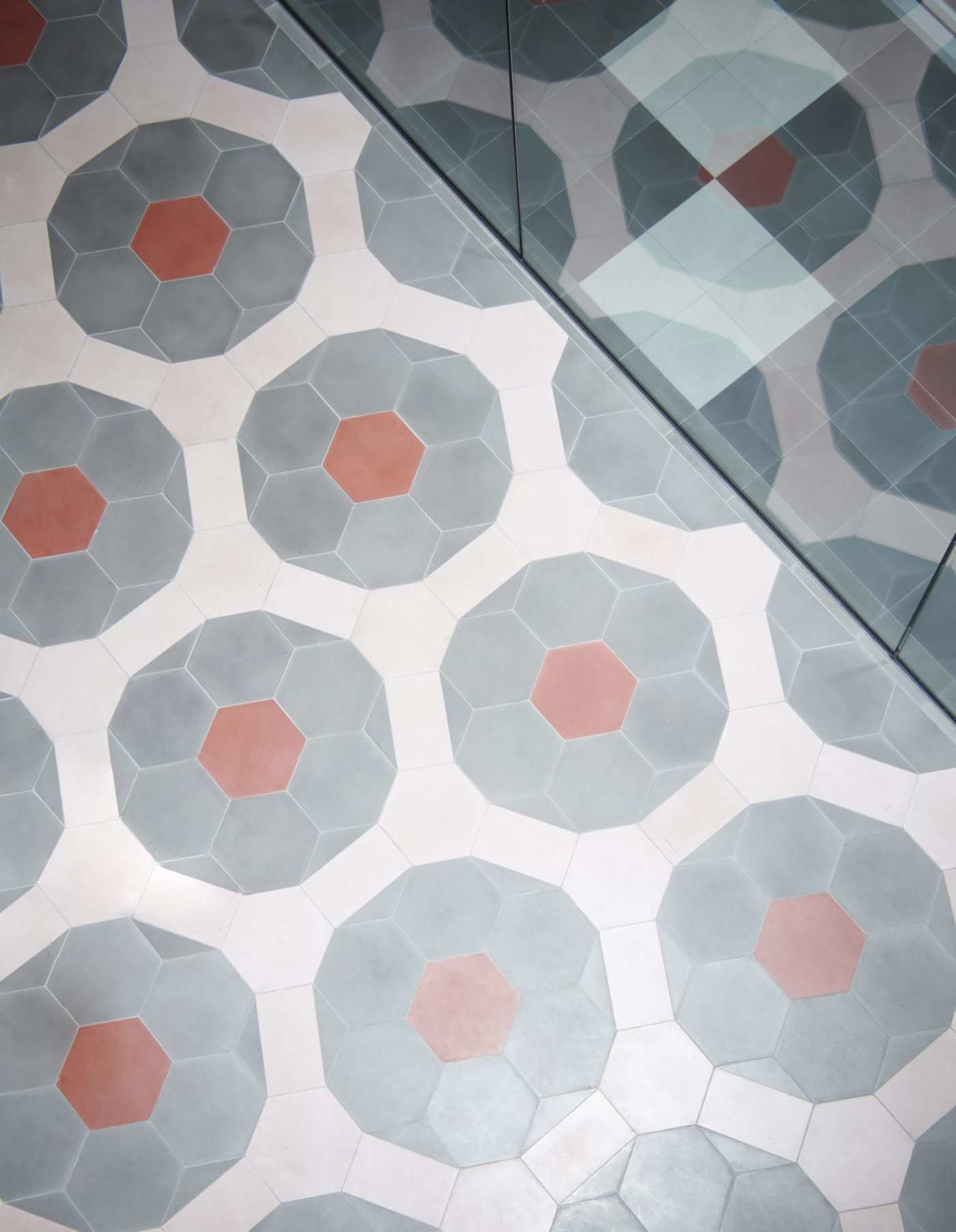 a tiled floor with a pattern of hexagons.