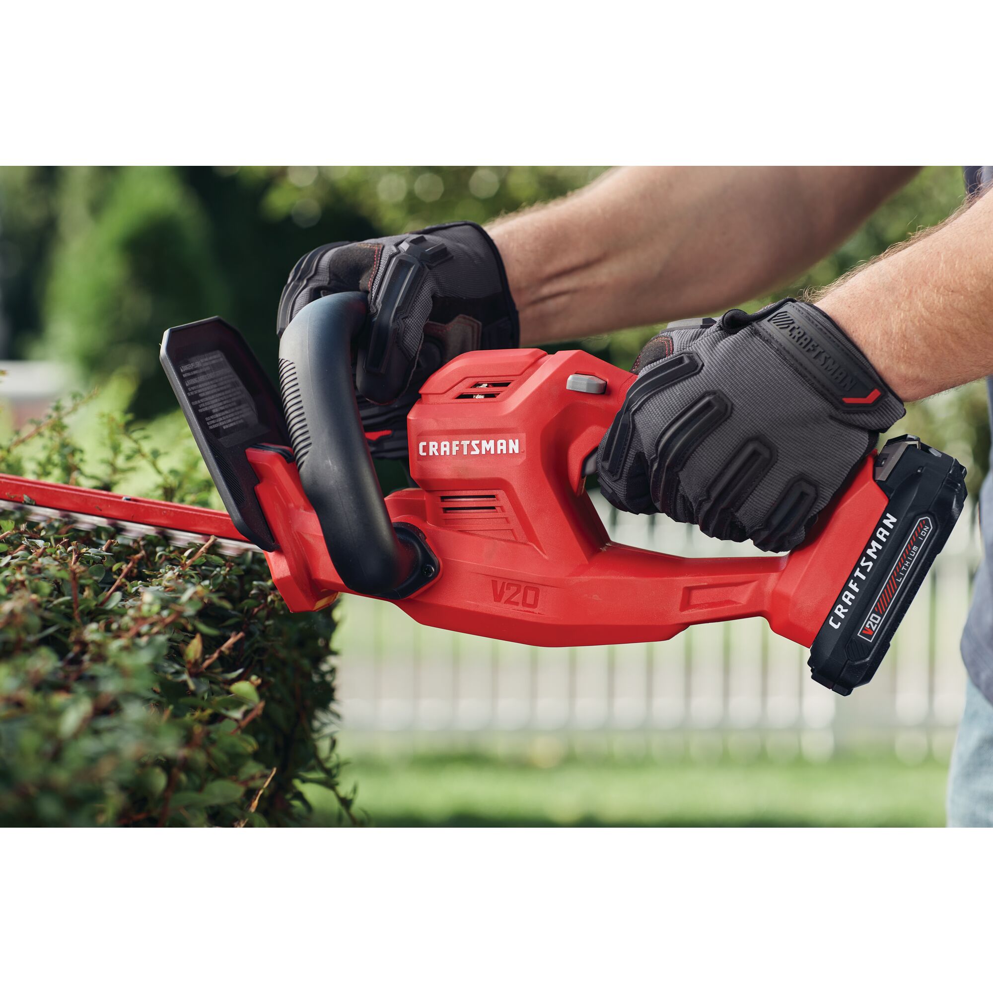Full wrap-around handle feature of cordless 20 inch hedge trimmer kit 1.5 Ampere hour.