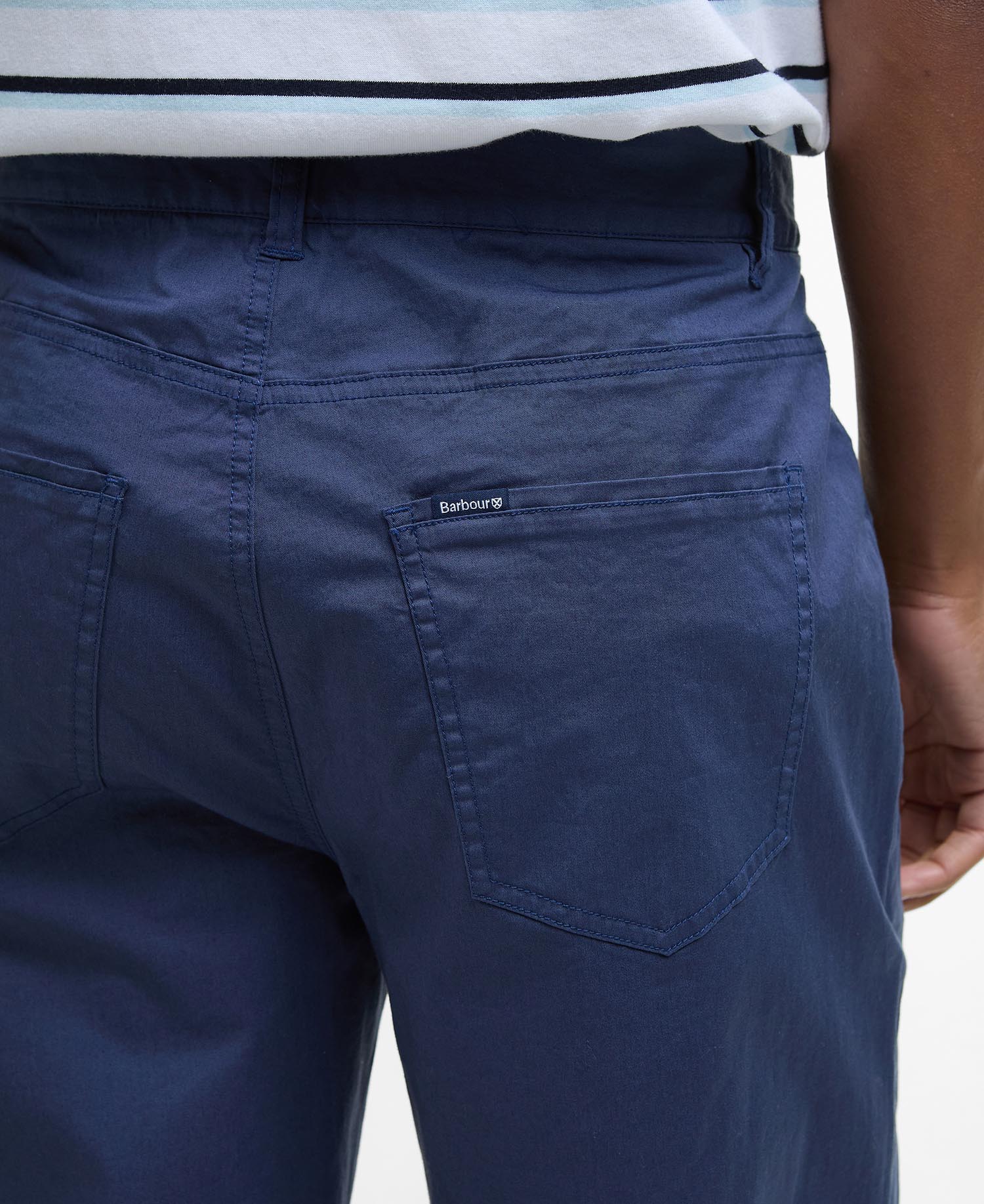 Pantaloni chino con vestibilità regular, leggeri ed elasticizzati image number 4