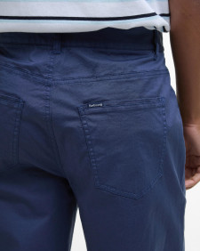 Pantaloni chino con vestibilità regular, leggeri ed elasticizzati 