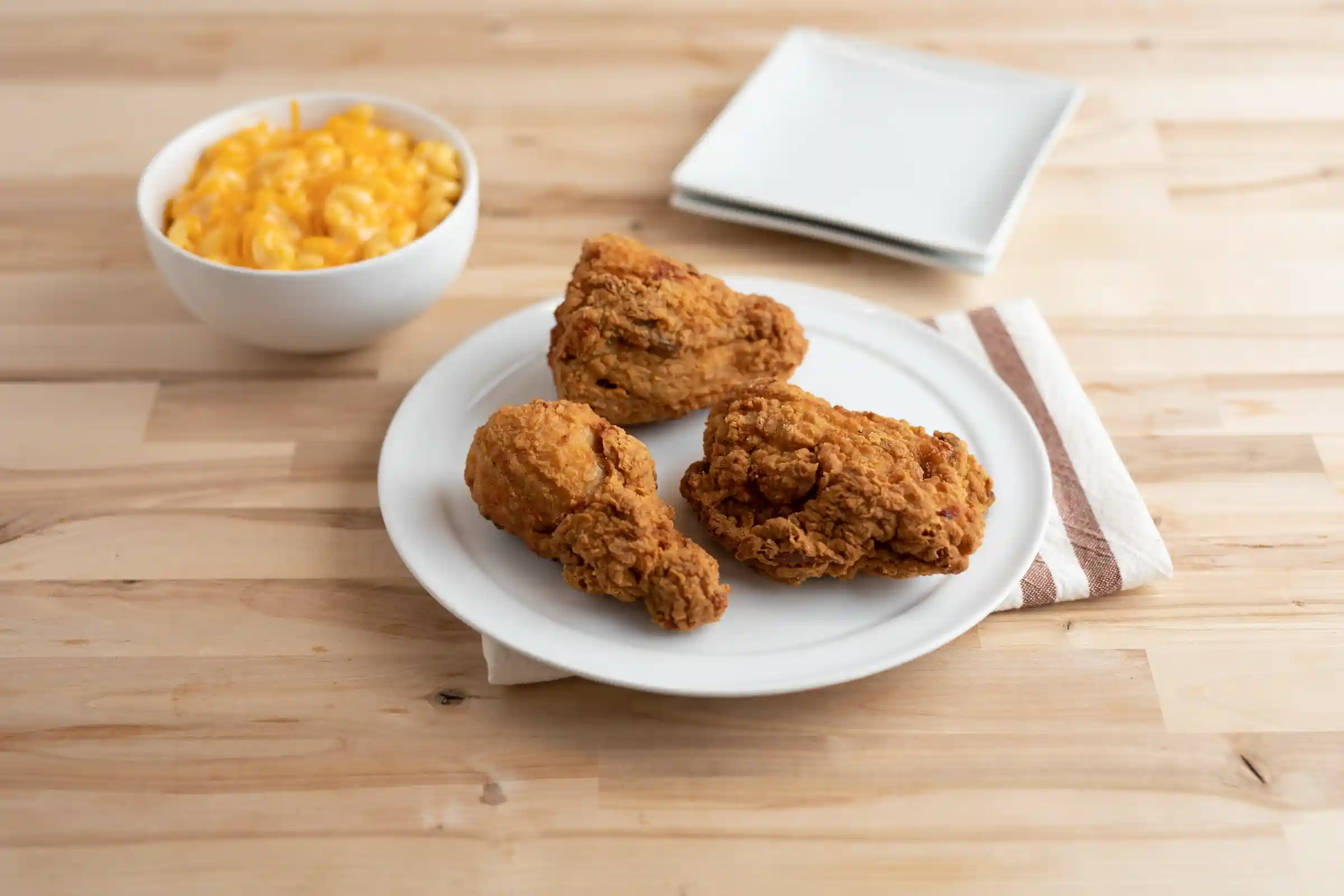 Tyson® Fully Cooked Breaded Assorted Chicken Pieces  https://images.salsify.com/image/upload/s--yyj6zRCW--/q_25/a3f3mfclskashla51sog.webp