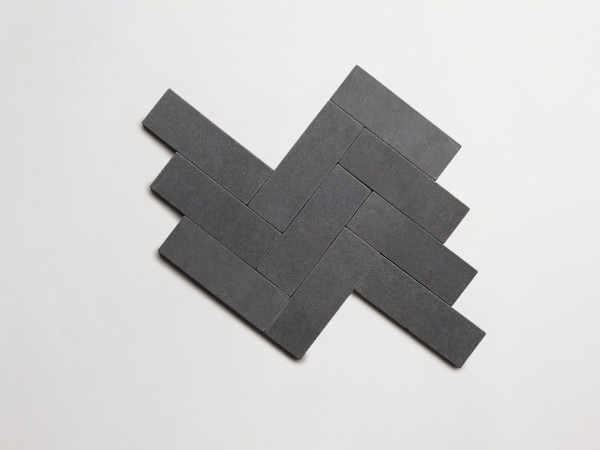 lapidary: girata | baguette | warm black | tumbled 