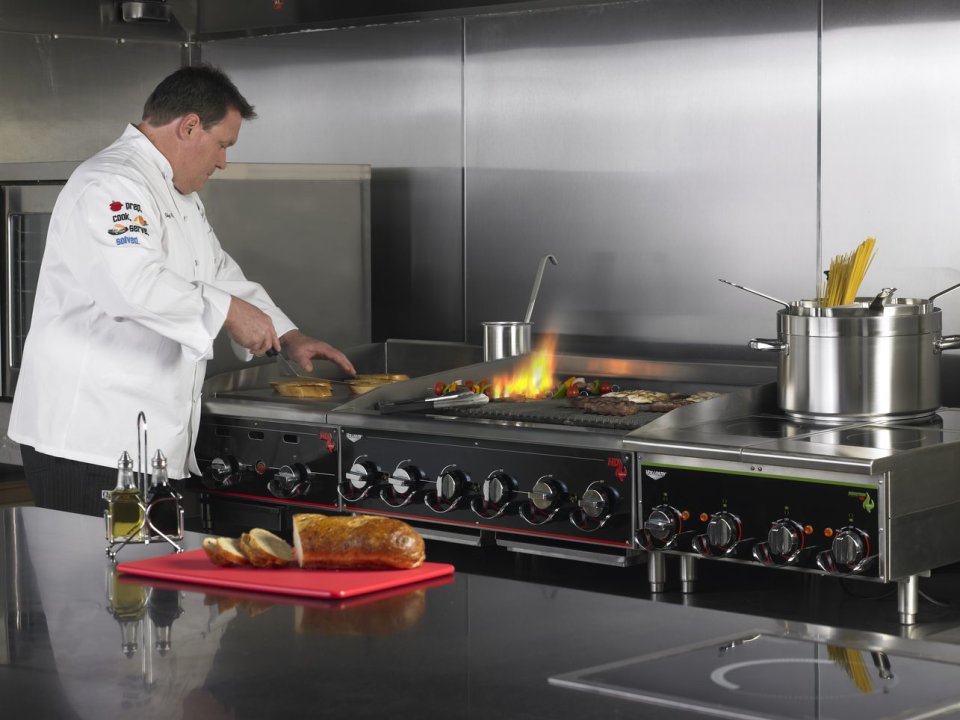 24-inch Cayenne® heavy-duty flat-top gas griddle with manual controls