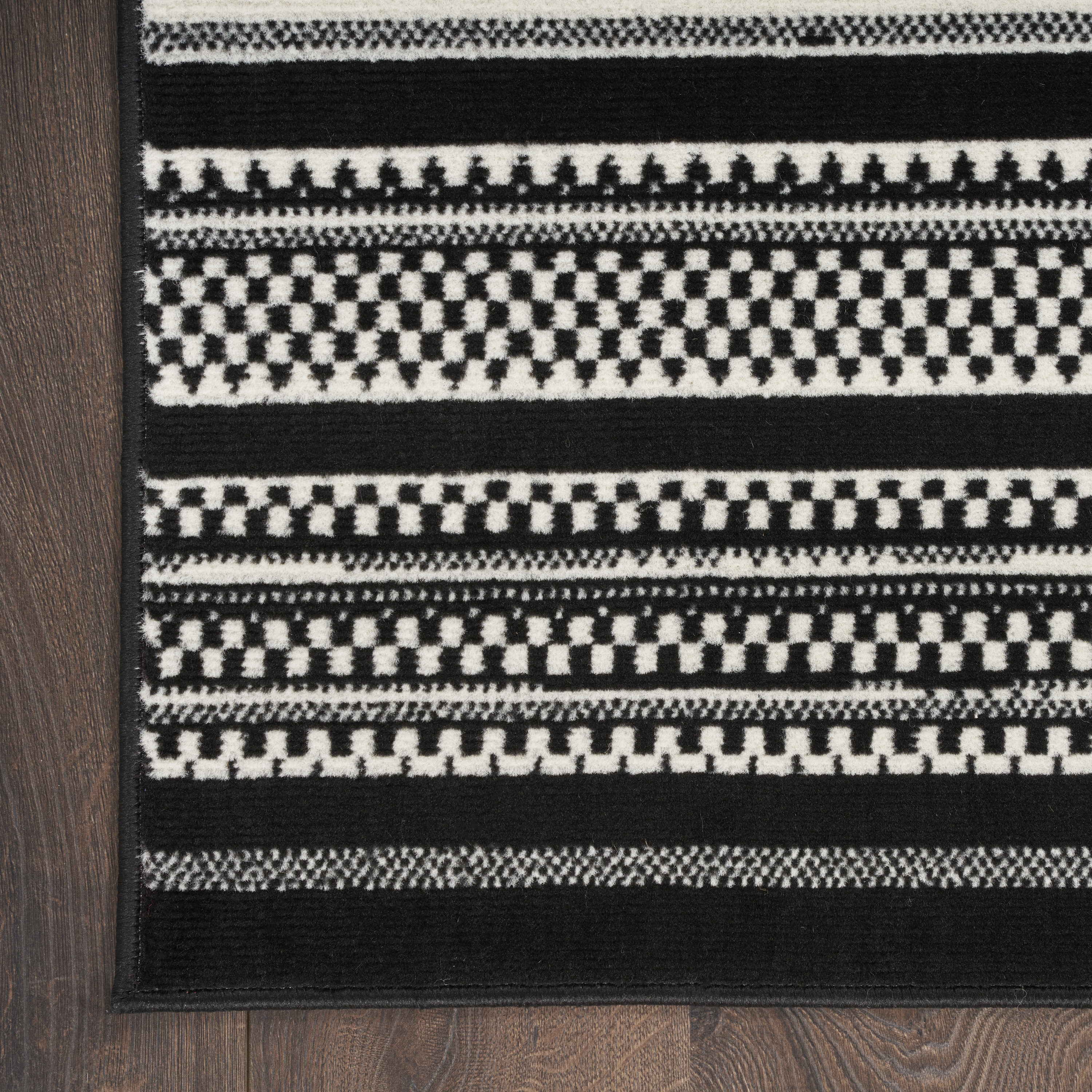 Nourison Grafix 2' x 4' Black White Modern Indoor Rug