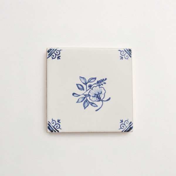 17th century: maiolica de delft | piccola fiorella with traliccia corner deco | pattern three 