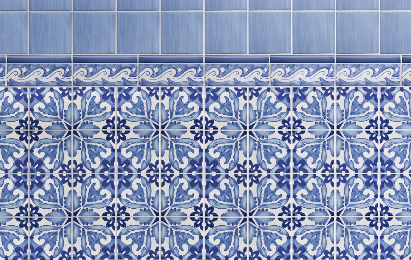 a blue and white tiled wall with a decorative pattern.