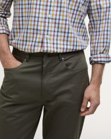 Pantaloni chino con vestibilità regular, leggeri ed elasticizzati 