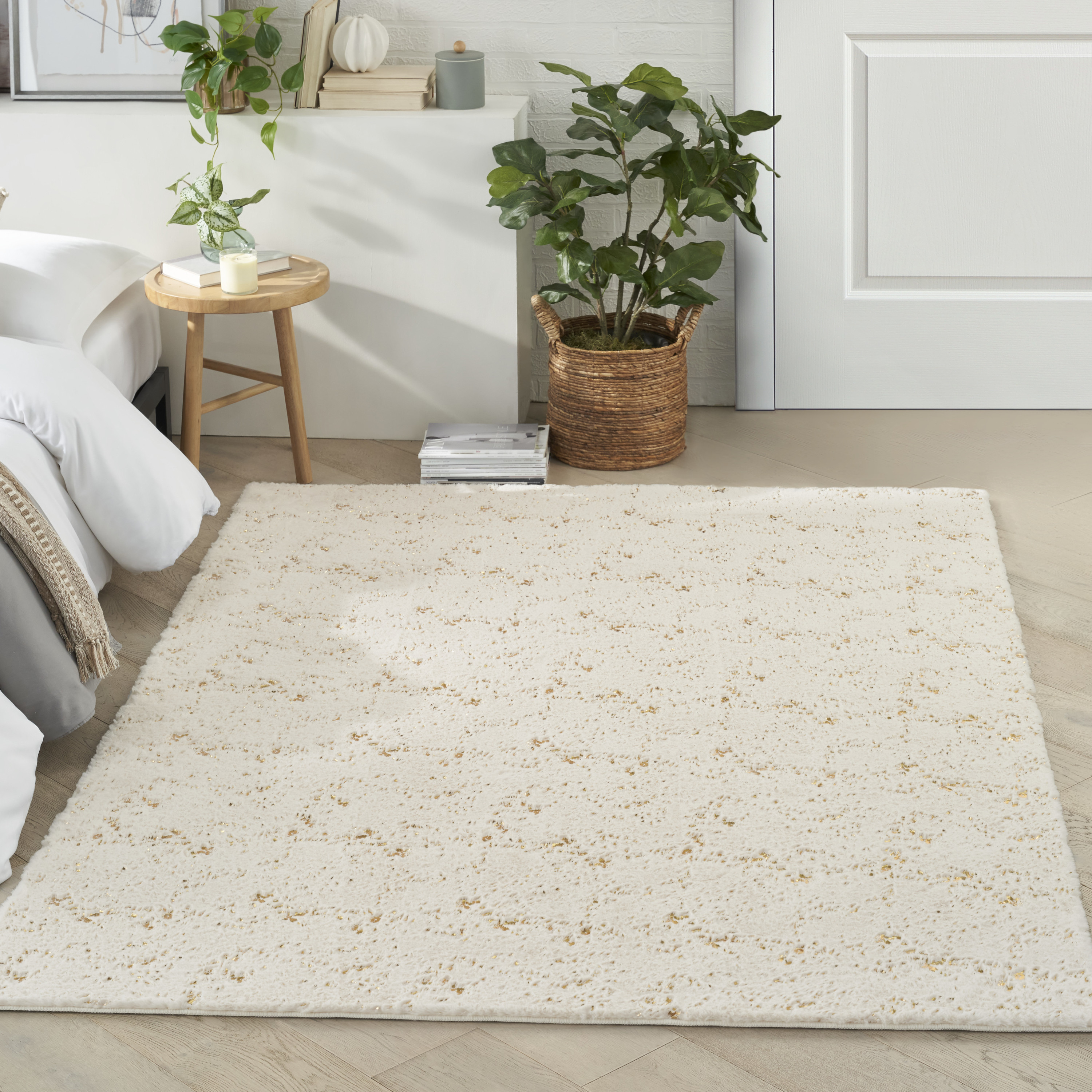 Nourison Cozy Shimmer 5'3" x 7'3" Ivory Gold Glam Indoor Rug