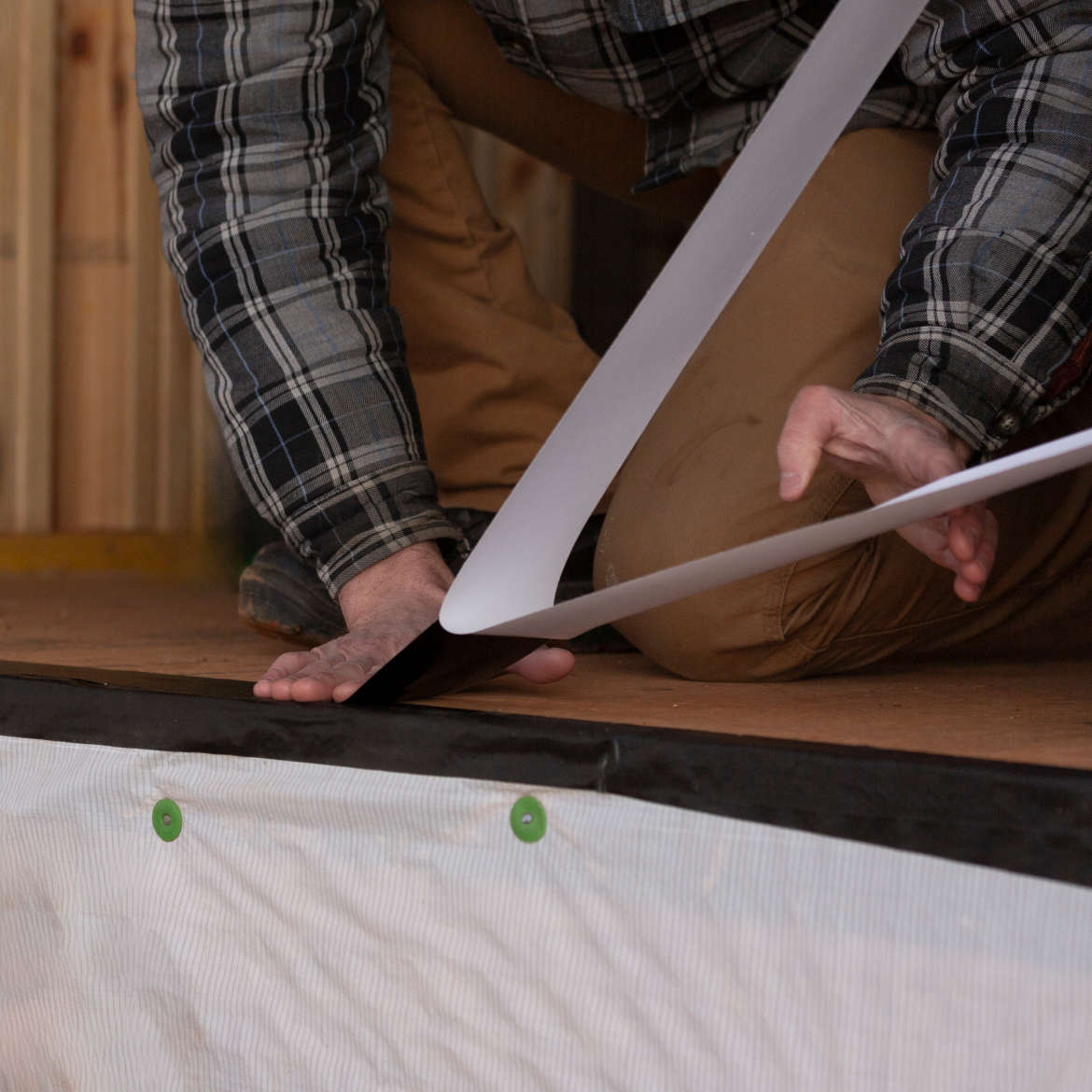 FrogTape™ Pro Grade Flashing Tape Application Image 3