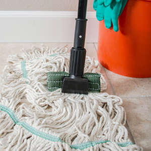 Carlisle, Vinyl Coated Metal Gripper Mop Handle, 60", Black