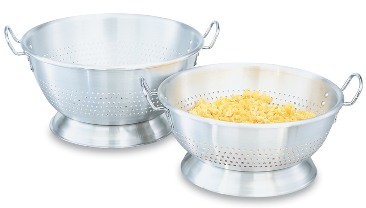 11-quart aluminum colander