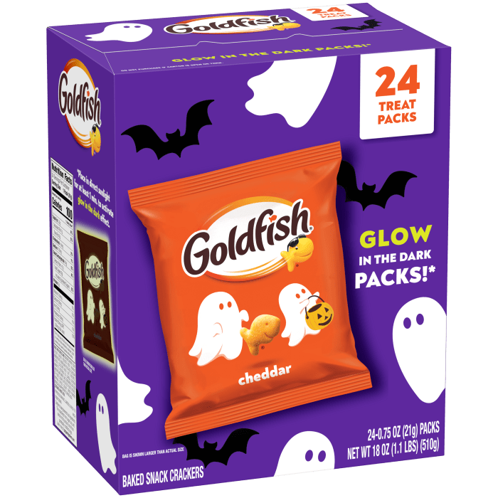Goldfish® Halloween Cheddar Cheese Crackers Multipack, 24 Pack, 0.75 oz, bag - Left Angle Image