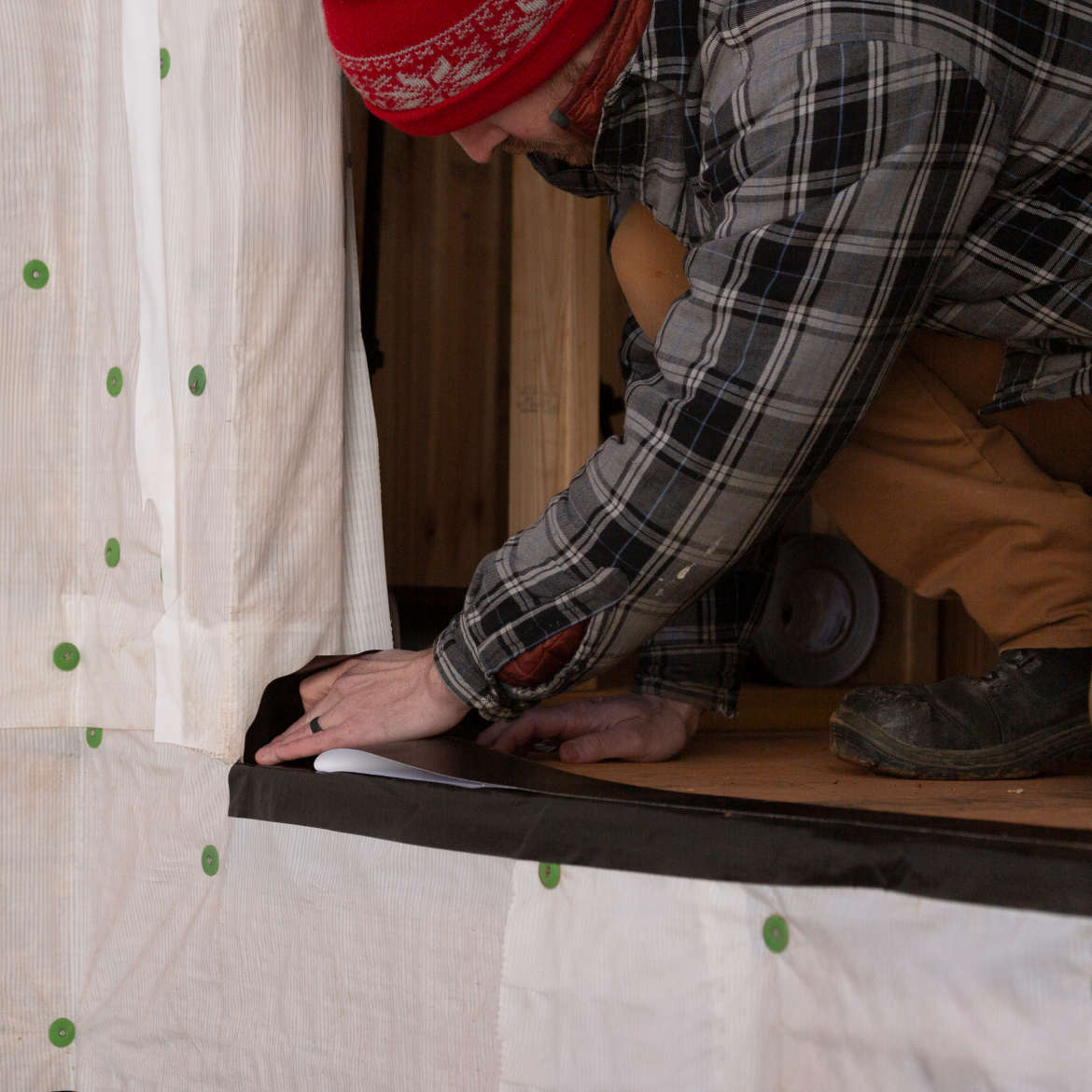 FrogTape™ Pro Grade Flashing and Waterproofing Tape Application Image 1