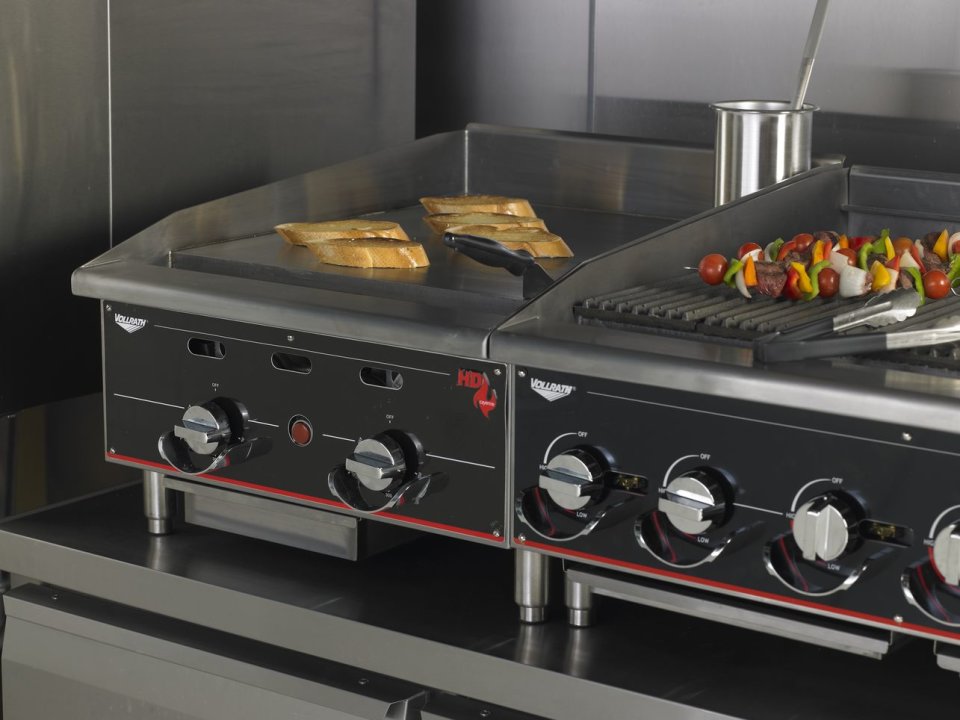 24-inch Cayenne® heavy-duty flat-top gas griddle with manual controls