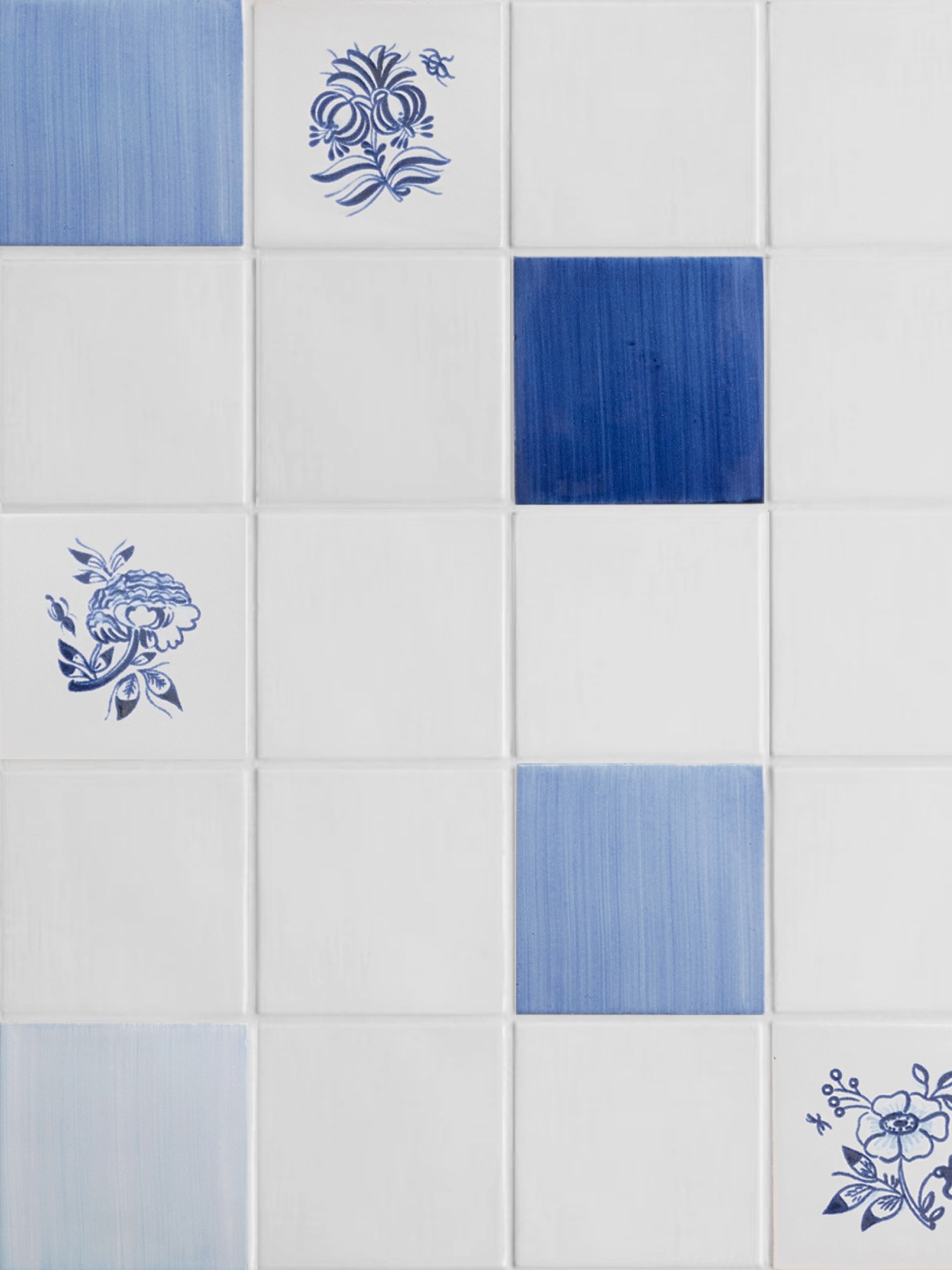 a blue and white tile with flowers on it.