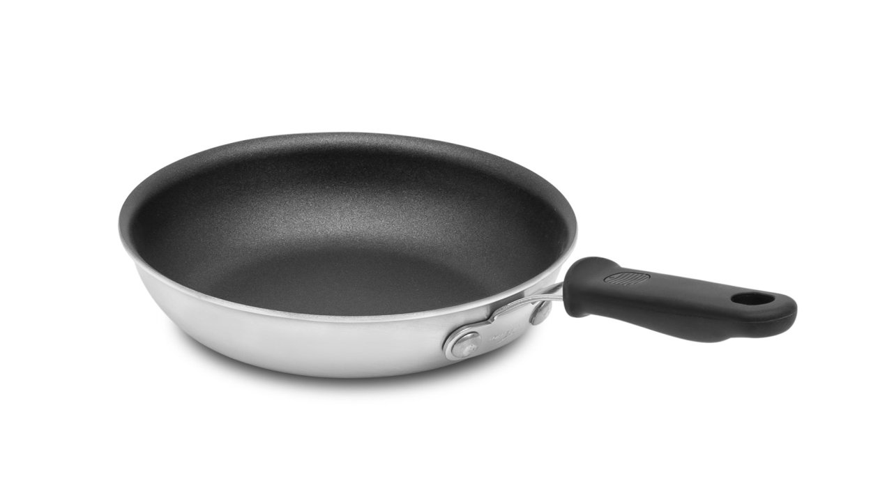 8-inch Wear-Ever® rivetless fry pan with CeramiGuard® II nonstick coating and silicone handle