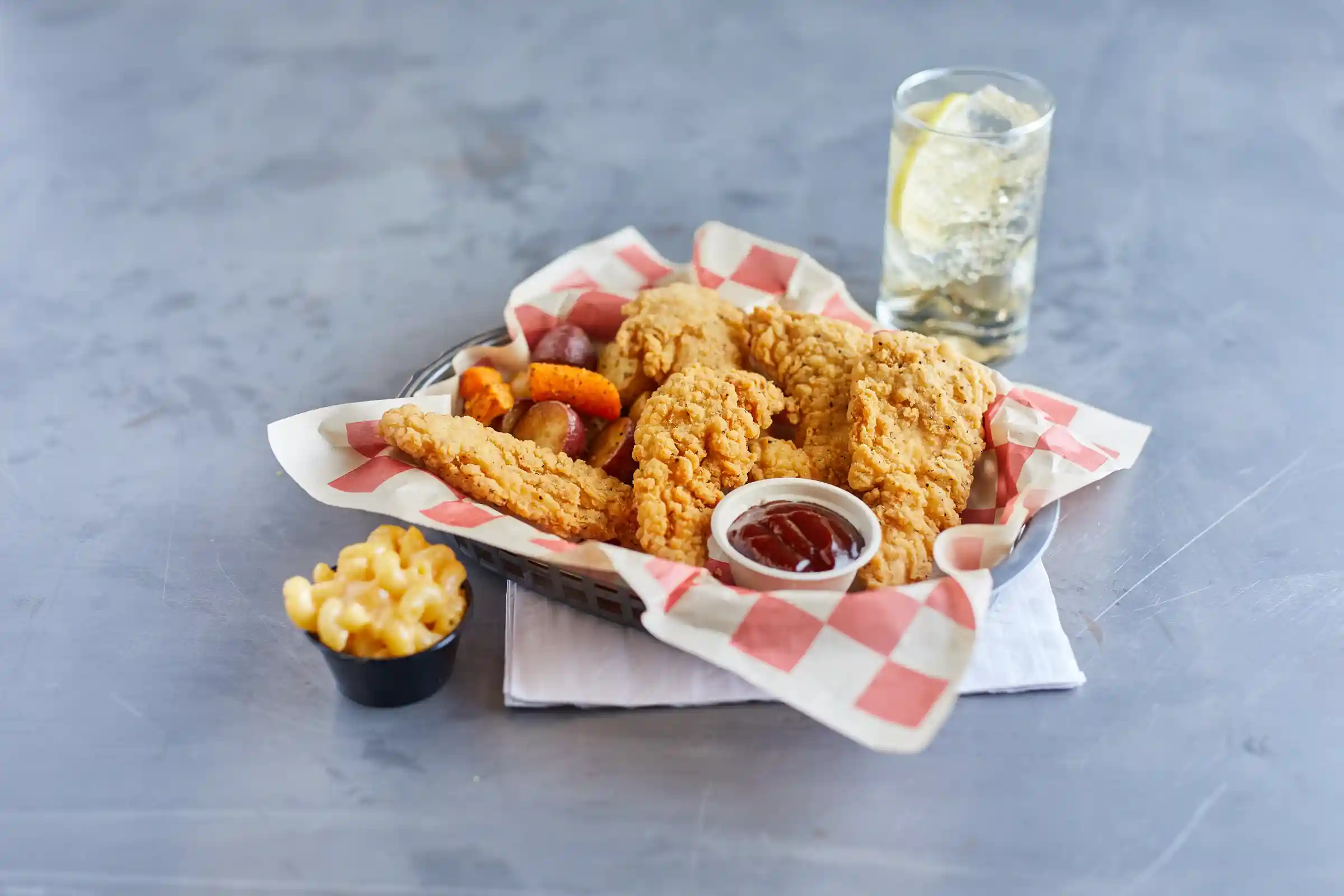 Tyson® Uncooked Breaded Chicken Tenderloins https://images.salsify.com/image/upload/s--hjV3osIq--/q_25/mhiyrop5yejqp6s1shy6.webp