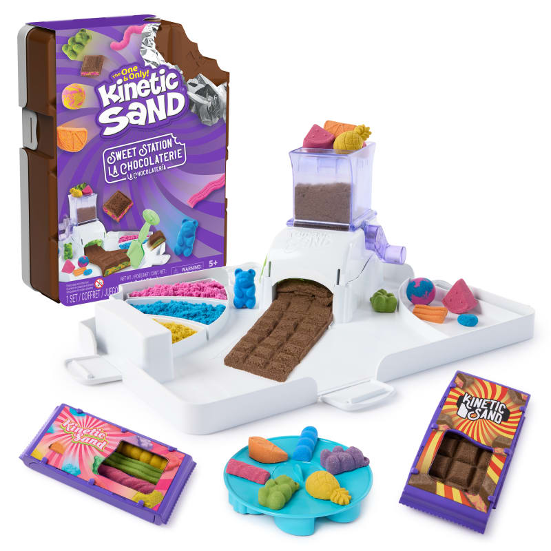 Kinetic Sand, Sweet Station with 1lb Moldable Play Sand, Candy Bar Storage Case and 8 Tools and Molds, Play Food-Themed and Arts and Crafts Sensory Toys for Kids Ages 5 and up