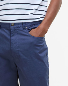 Pantaloni chino con vestibilità regular, leggeri ed elasticizzati 