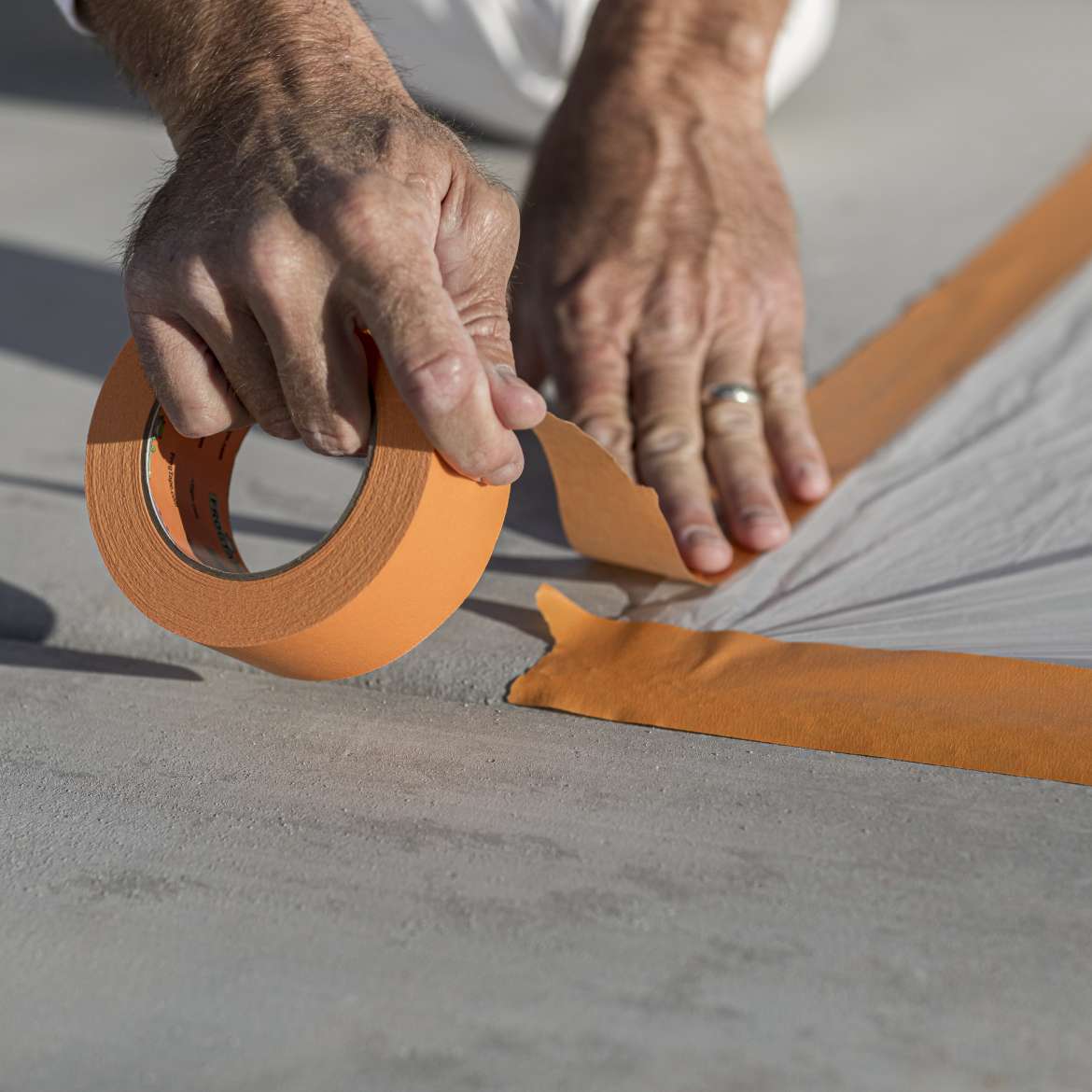 FrogTape<sup>®</sup> Pro Grade Orange Painter’s Tape<sup>®</sup> Application Image 3