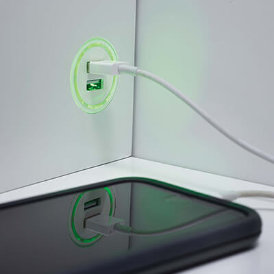 Peut être branché ou câblé (120 V/240 V)