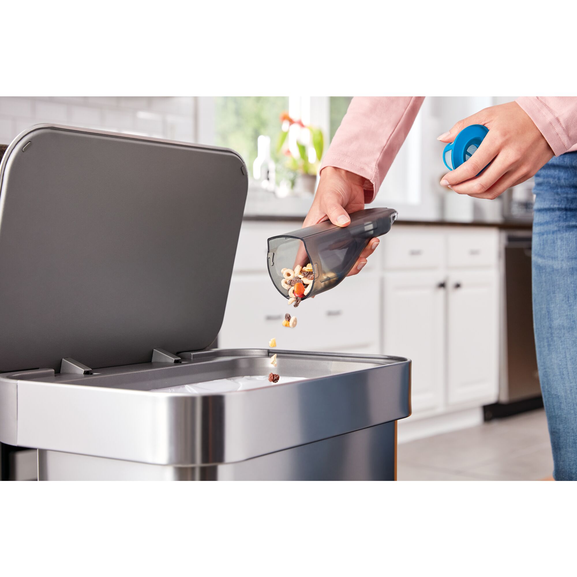 Easy to empty bowl feature of dustbuster 12 volt MAX AdvancedClean cordless hand vacuum.