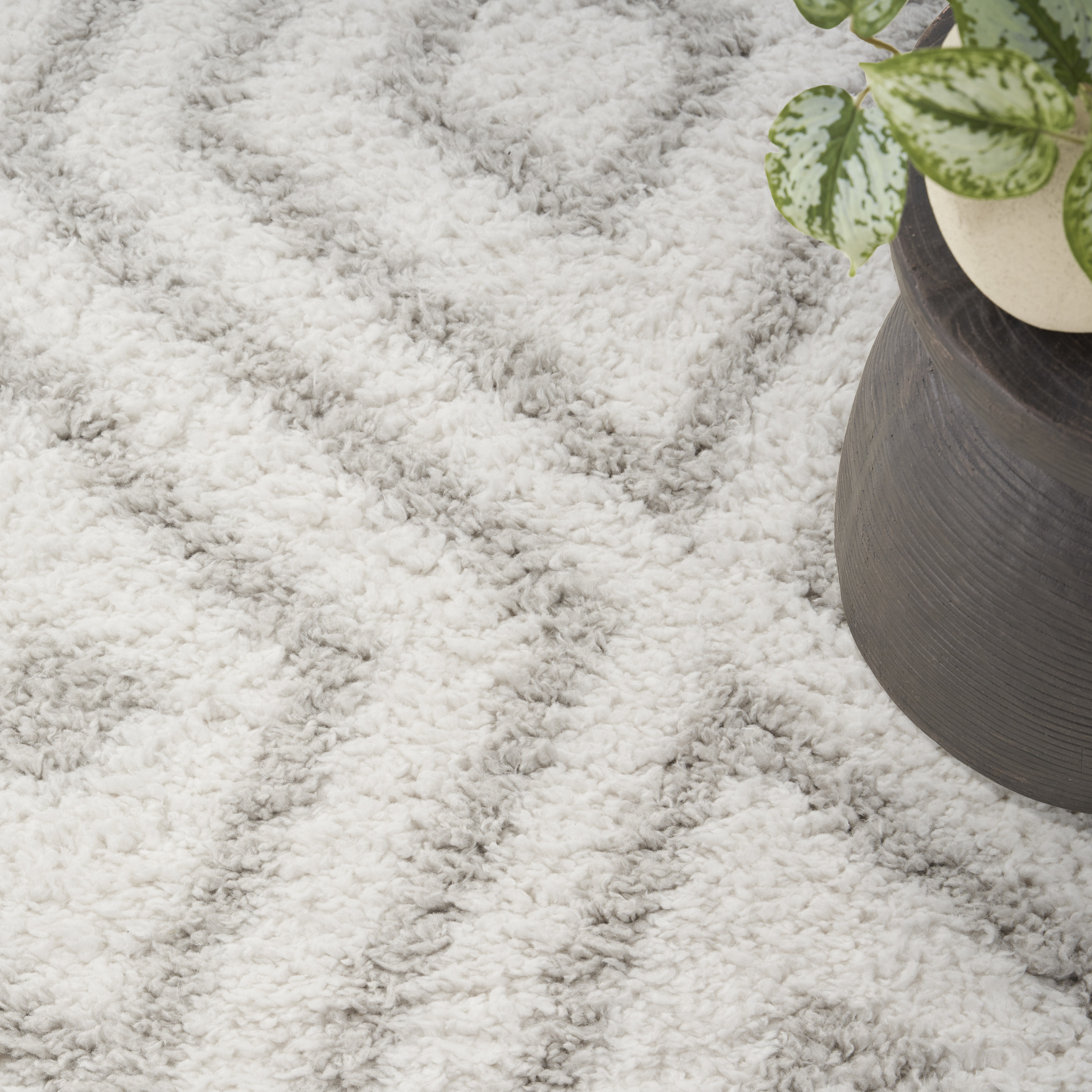 Nourison Modern Shag 5'3" x 7' Ivory Silver Modern Indoor Rug