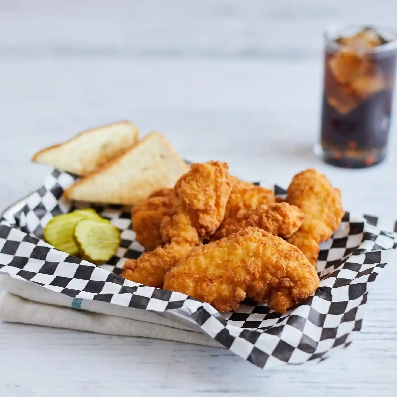 Tyson Red Label® Fully Cooked Breaded Golden Crispy Chicken Tenders https://images.salsify.com/image/upload/s--4KwbuWjx--/q_25/skbedtturrn7gohze7nv.webp