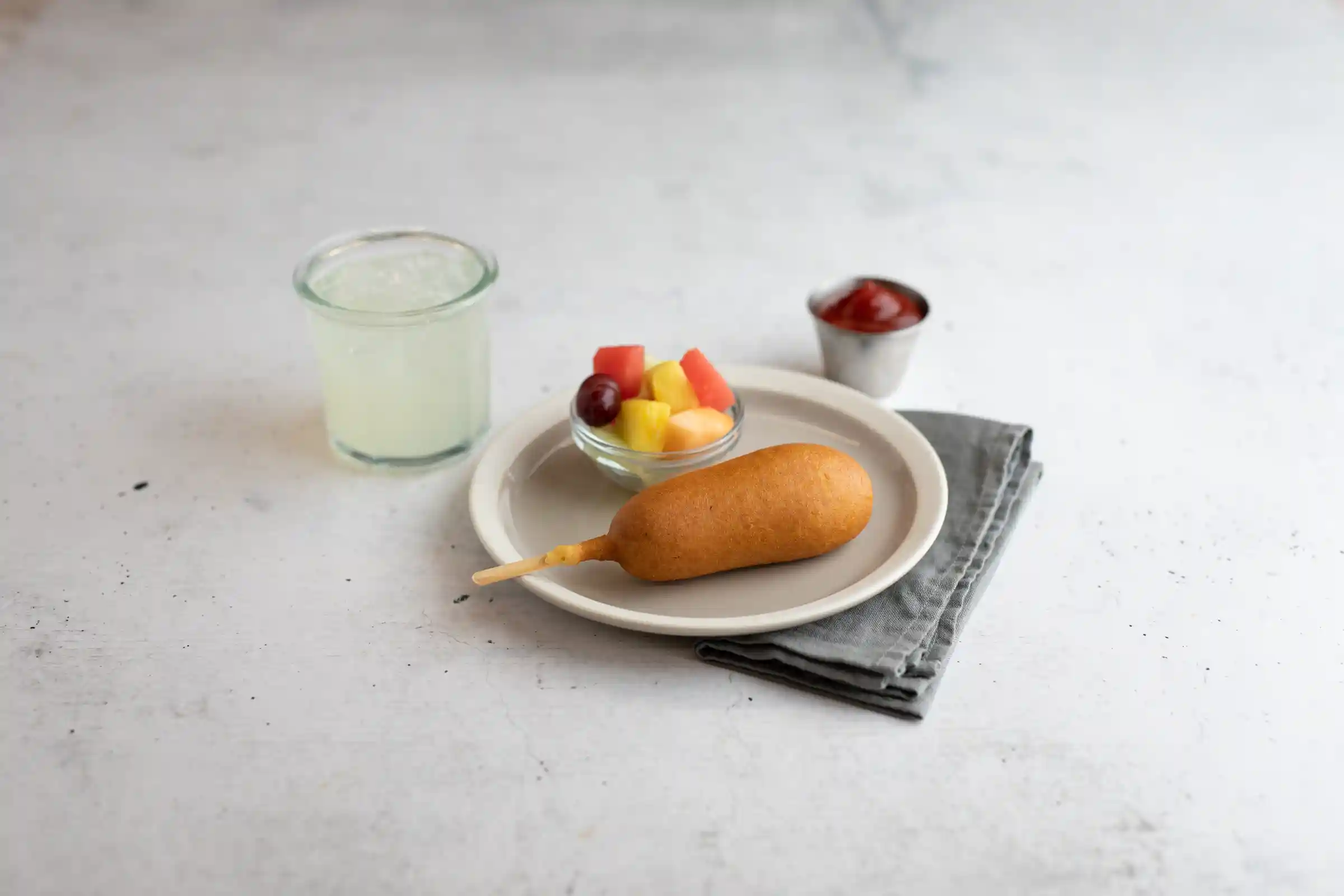 State Fair® Fully Cooked Classic Corn Dogs https://images.salsify.com/image/upload/s--kylBjGOX--/q_25/34c48173ccb66428d99f32e480307c5de45fee3f.webp