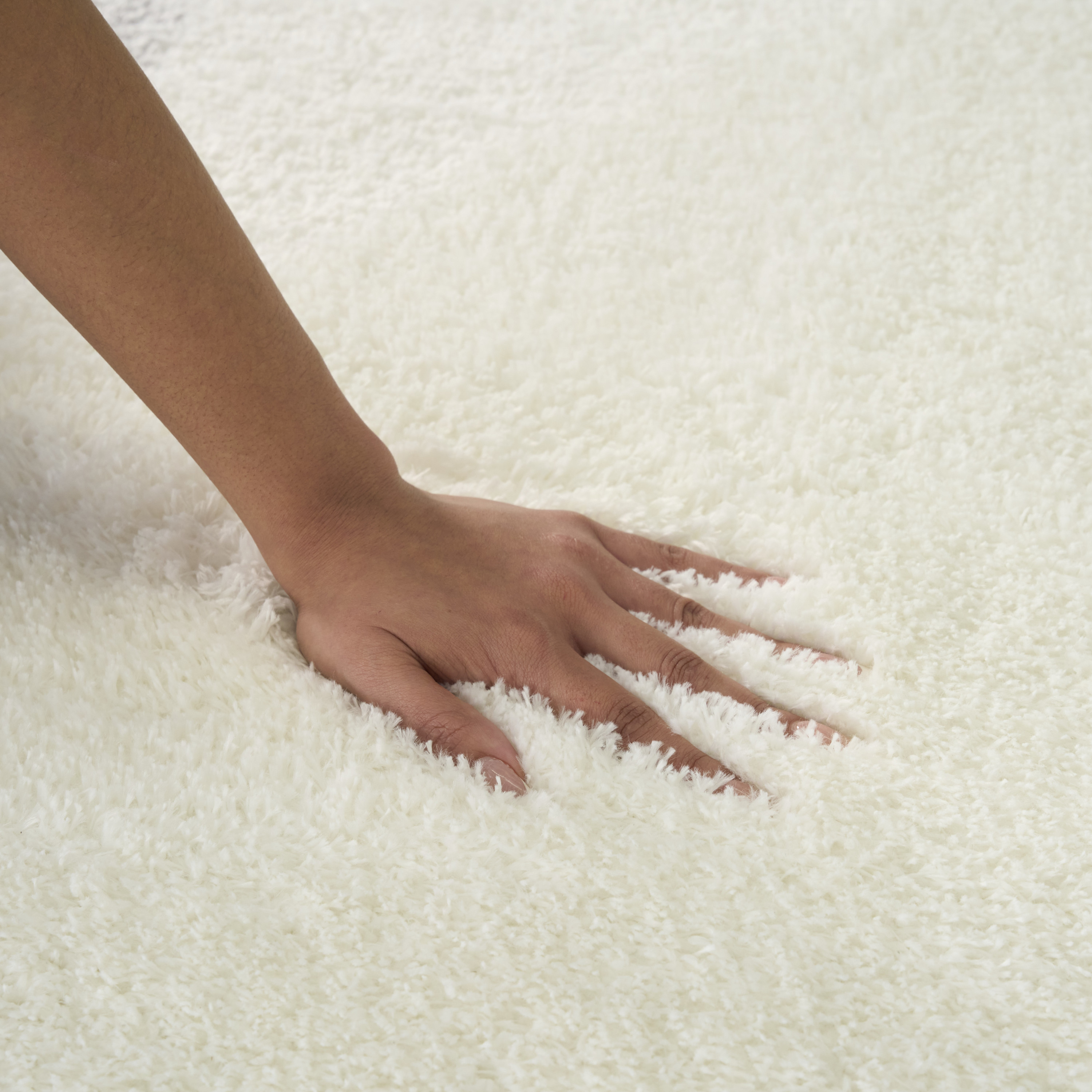 Nourison Pacific Shag 5'3" x 7'3" Ivory Black Shag Indoor Rug