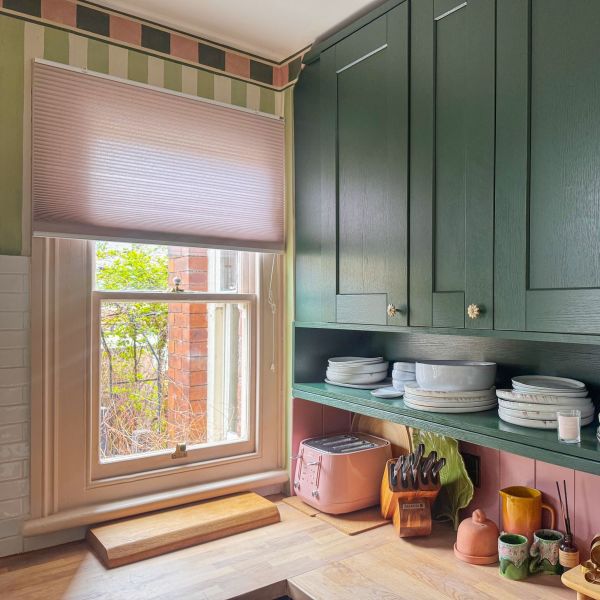 Duette Batiste Rose Honeycomb blind