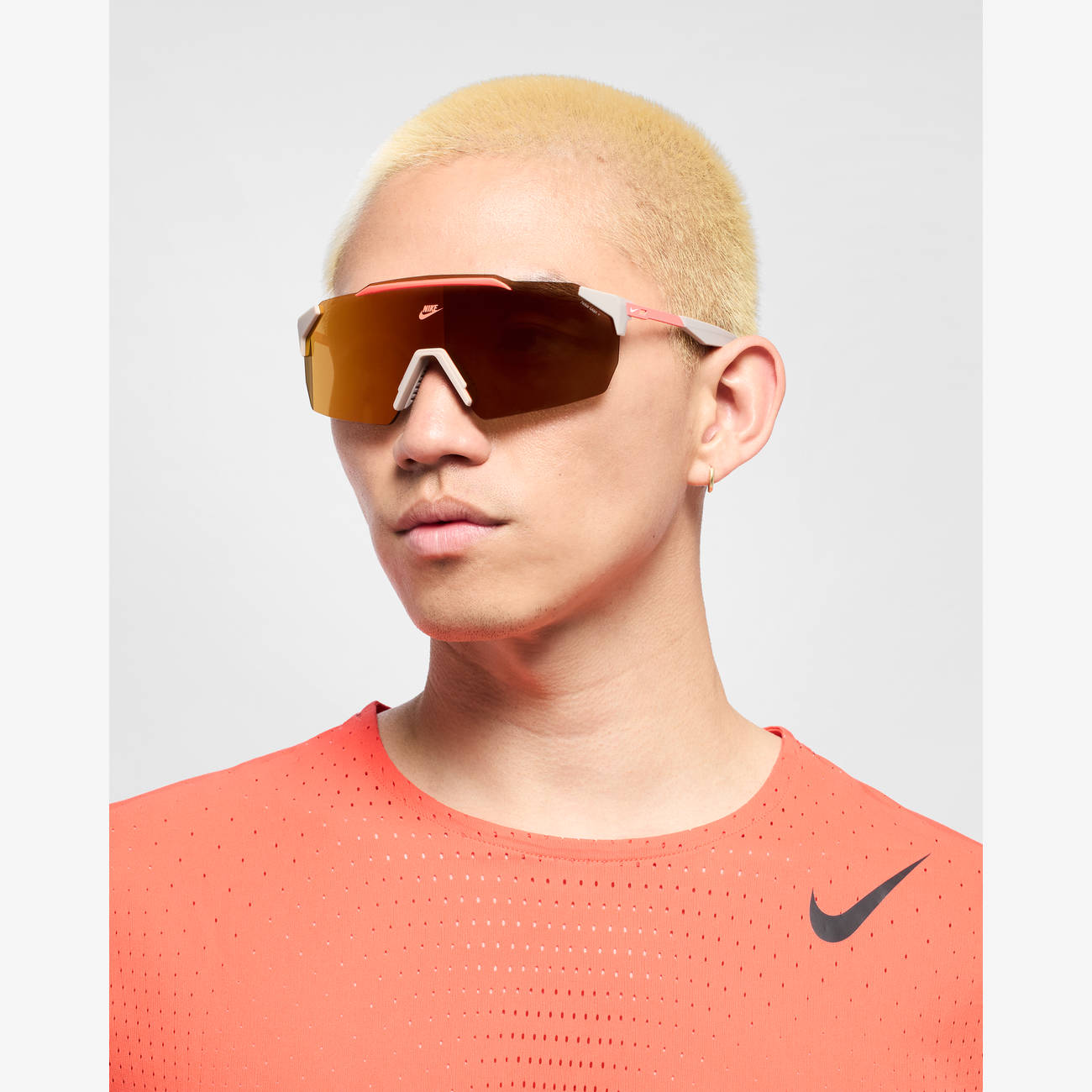 Nike Limitless Shield Mirrored Lifestyle Image 3