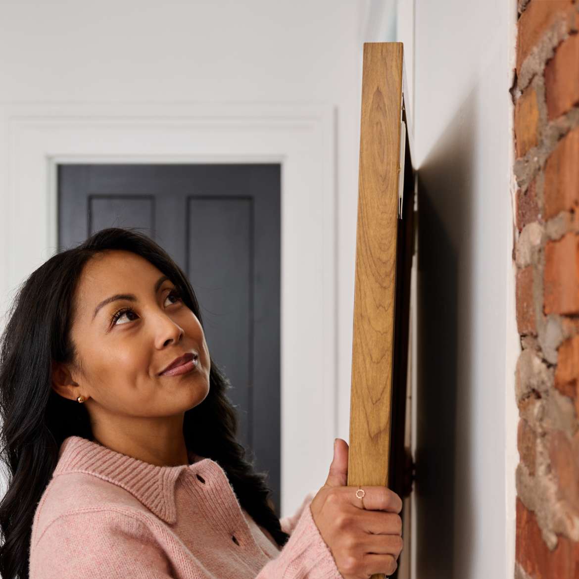 FrogTape reMOVEables™ Large Picture Hanging Strips Application Image 1