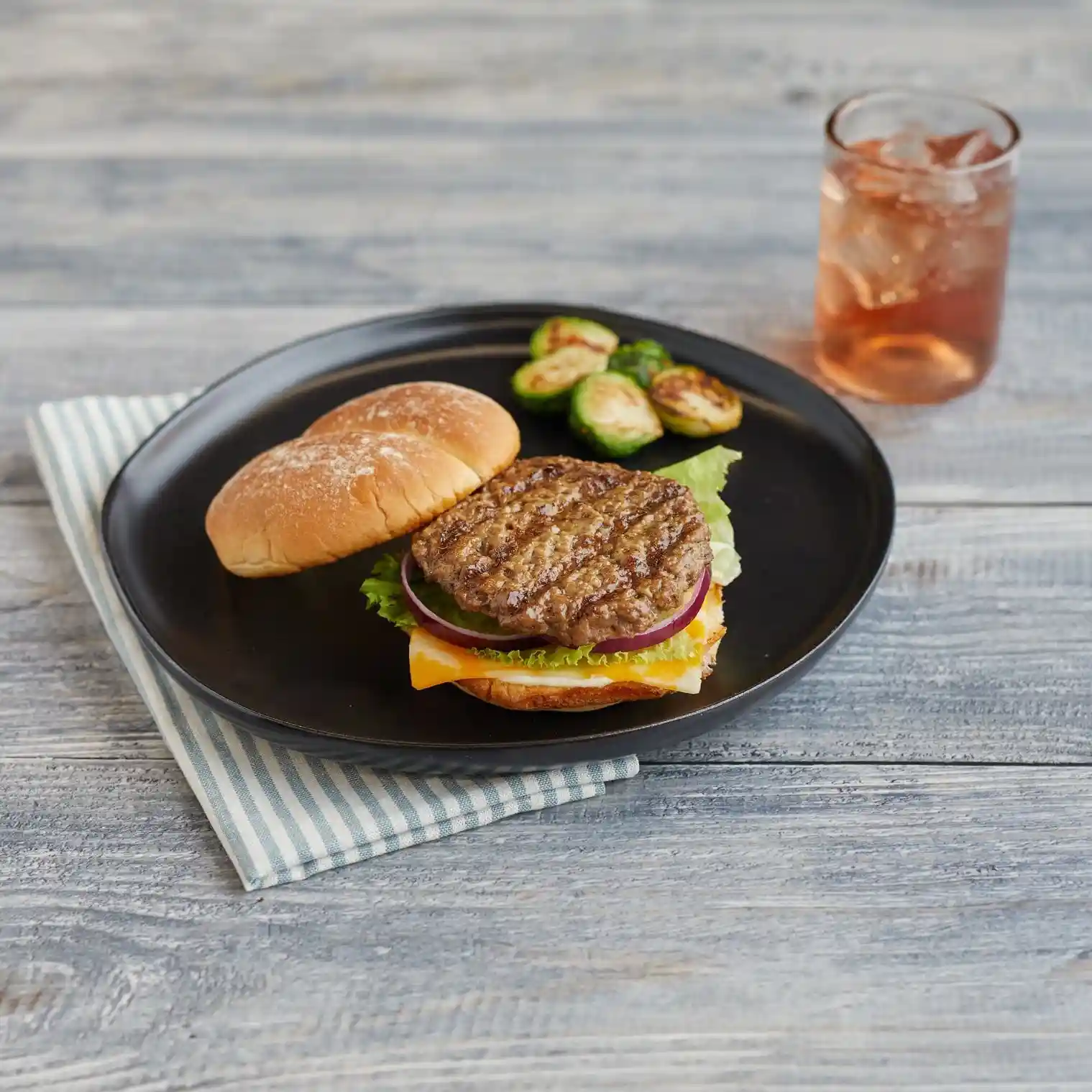 The Pub® Flame Grilled Beef Burger, 3 oz. https://images.salsify.com/image/upload/s--XI9C1XIb--/q_25/uesgpulg6vufg1icoqun.webp